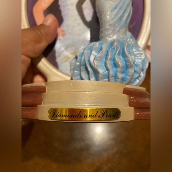 MARILYN MONROE STATUES AND PLATES BY BRADFORD EXCHANGE - Picture 8 of 11